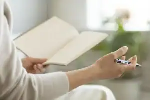 Persona memorizando un discurso de su libreta